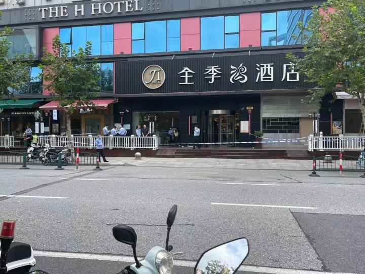 上海一酒店发生命案暂时停业 警方通报：男子因工作纠纷杀害女同事
